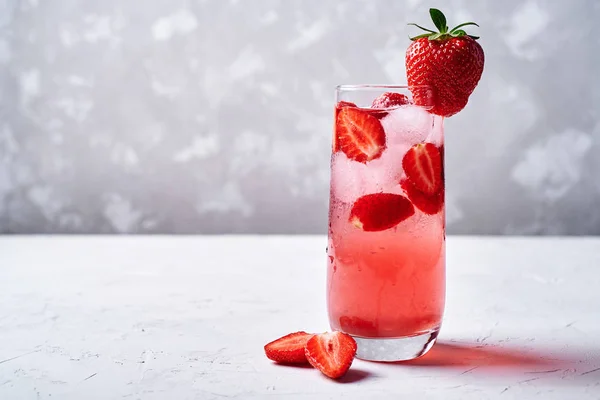 新鲜的柠檬水与冰 薄荷和草莓在玻璃上的白色表背景 复制空间 冷夏饮料 带浆果鸡尾酒的闪闪发光的玻璃杯 — 图库照片