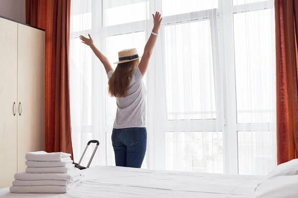 Mutlu Genç Kadın Büyük Fransız Penceresi Yakınında Otel Odasında Kol — Stok fotoğraf