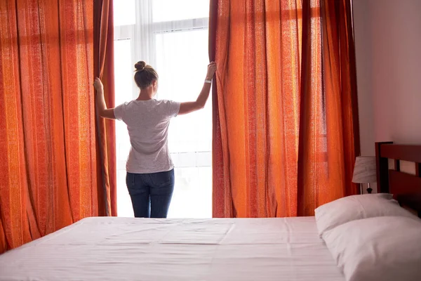 Hermosa Mujer Joven Pie Habitación Del Hotel Abriendo Cortinas Mirando — Foto de Stock