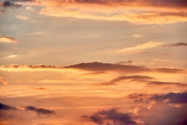 Akşam saatlerinde güzel gün batımı, kopya alanı. Parlak pembe ve ye