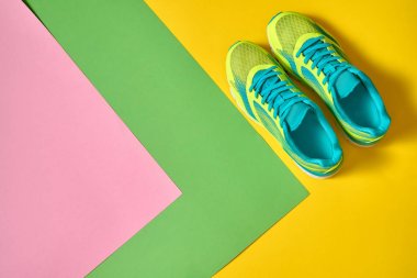 Renkli arka planda spor koşu ayakkabıları çifti. Yeni spor ayakkabılar