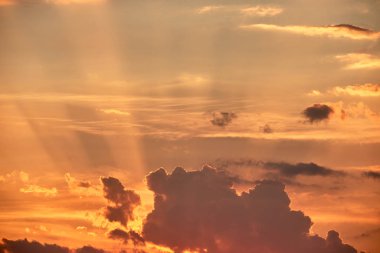 Akşam saatlerinde güzel gün batımı, kopya alanı. Parlak pembe ve ye