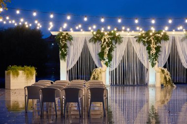 Kemer, orkide çiçekleri, sandalyeler ve bul ile Gece düğün töreni