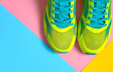 Renkli arka planda spor ayakkabı çifti. Pembe yeni spor ayakkabıları