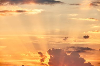 Akşam saatlerinde güzel gün batımı, kopya alanı. Parlak pembe ve ye
