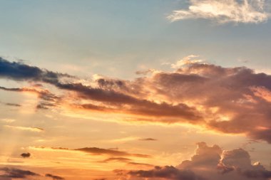 Akşam saatlerinde güzel gün batımı, kopya alanı. Parlak pembe ve ye
