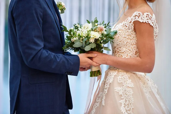 Gelukkige bruid en bruidegom houden handen op huwelijksceremonie, copy SP — Stockfoto