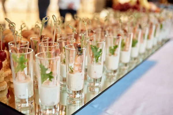 Buffet table with snacks, canape and appetizers at luxury weddin — Stock Photo, Image