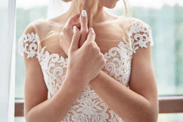 Retrato de noiva bonita em vestido de noiva com as mãos cruzadas — Fotografia de Stock