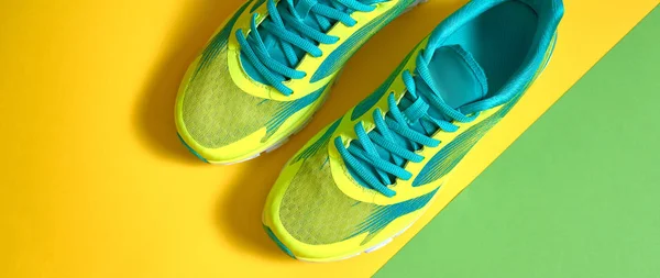 Пара спортивних кросівок на барвистому фоні. Нові кросівки — стокове фото