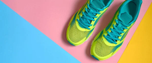 Пара беговых спортивных туфель на красочном фоне. Новые кроссовки — стоковое фото