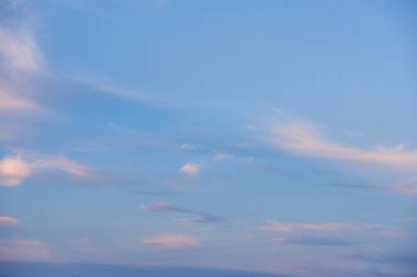 Akşam saatlerinde güzel gün batımı, kopya alanı. Parlak pembe ve ye