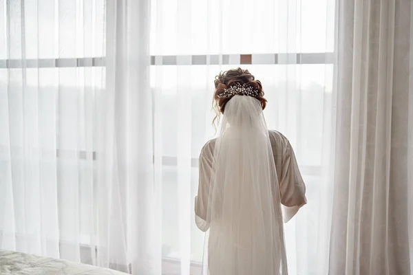 Portré gyönyörű menyasszony, fehér selyem pongyola — Stock Fotó