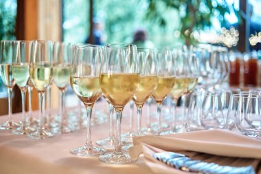 R yemek masasında şarap ve şampanya ile Köpüklü cam