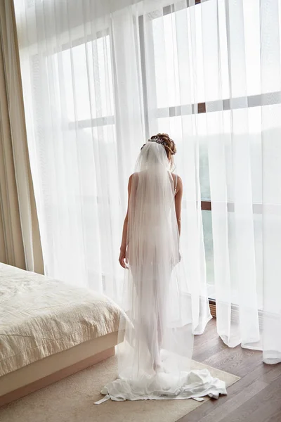 Портрет красивой невесты в нижнем белье и длинная вуаль стоя н — стоковое фото