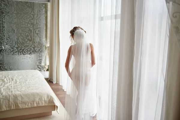 Portré gyönyörű menyasszony a fehérnemű és a hosszú fátylat álló n — Stock Fotó