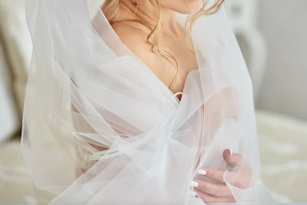 Portret van mooie bruid in lingerie en sluier met gekruiste ha — Stockfoto