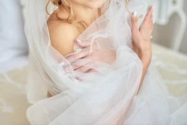 Portré gyönyörű menyasszony a fehérnemű és a fátyol keresztbe ha — Stock Fotó