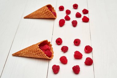 Dondurma waffle koni olgun tatlı ahududu, kopya alanı. Fre