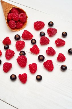 Olgun tatlı ahududu ve dondurma waffle con siyah frenk üzümü