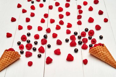 Olgun tatlı ahududu ve dondurma waffle con siyah frenk üzümü