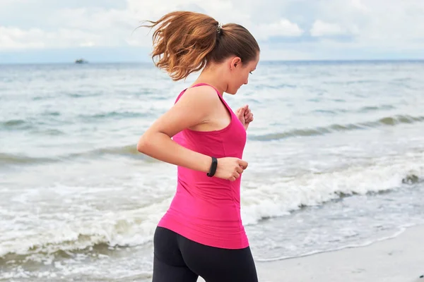 Atletyczna kobieta działa na plaży morskiej, przestrzeń kopiowania. Biegacz żeński w — Zdjęcie stockowe