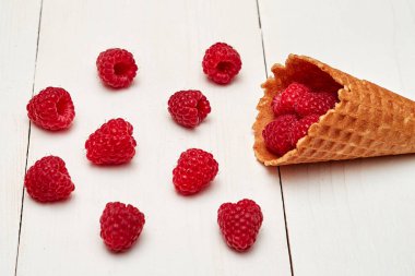 Dondurma waffle koni olgun tatlı ahududu, kopya alanı. Fre