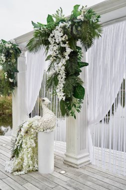 Palmiye yaprakları, orki ile düğün töreni için lüks çiçek dekor