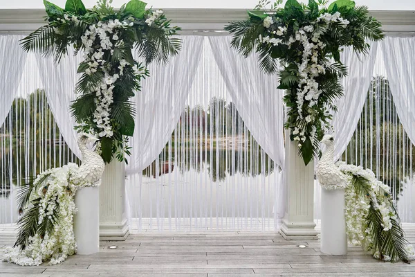 Lyx bröllop båge dekorerad med palmblad, orkidé blommor en — Stockfoto