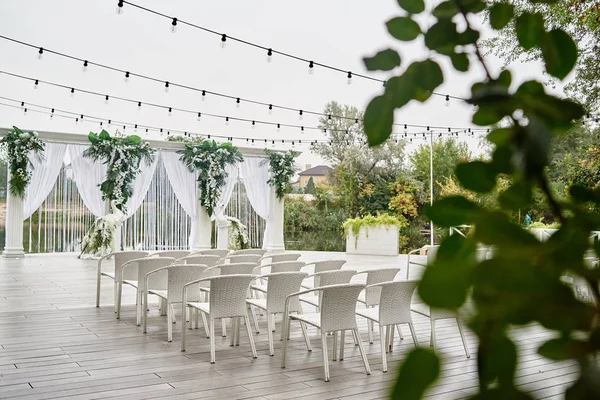 Cerimônia Casamento Com Arco Flores Orquídea Cadeiras Bulbo Floresta Livre — Fotografia de Stock