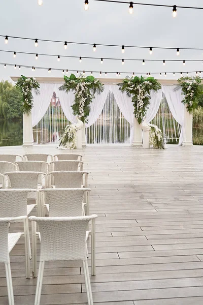 アーチ 蘭の花 椅子や屋外の森の中の球根と結婚式 コピースペース 結婚式の装飾 — ストック写真
