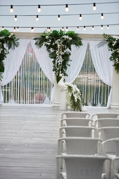 Cerimônia Casamento Com Arco Flores Orquídea Cadeiras Bulbo Floresta Livre — Fotografia de Stock