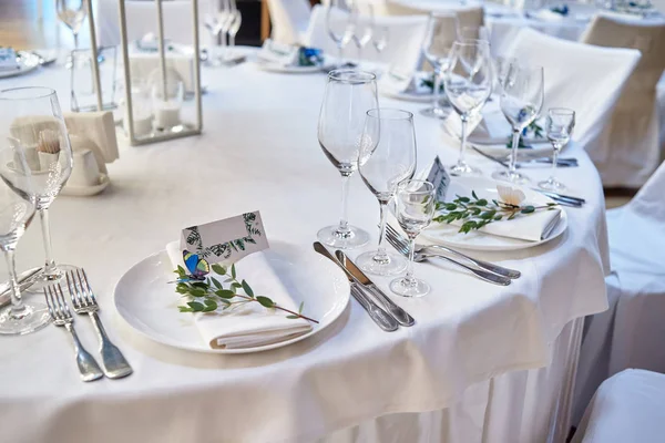 Tischdekoration mit leerer Gästekarte auf leerem weißen Teller und geschnitten — Stockfoto