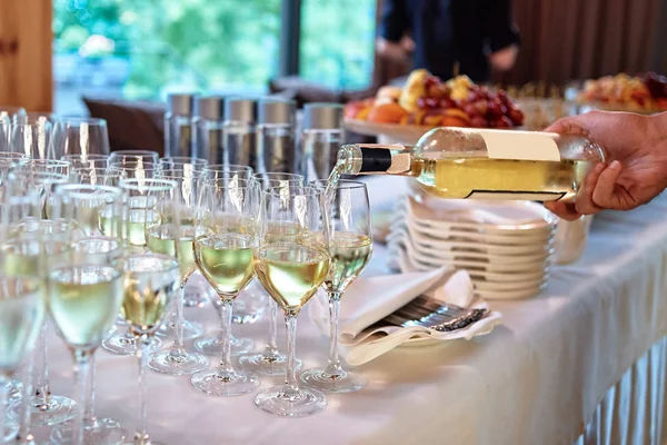 Waiter pours wine into wineglass at wedding reception, copy spac — Stock Photo, Image