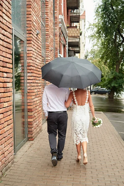 행복한 신부와 신랑 우산을 걷고 거리에서 — 스톡 사진