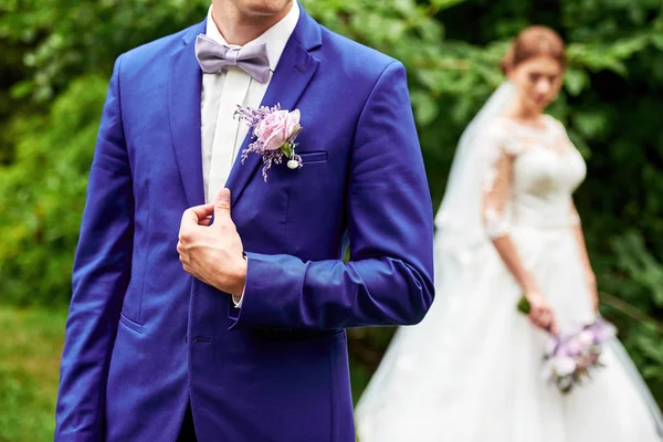 Casamento casal apaixonado, recém-casados, espaço de cópia. Noiva feliz e g — Fotografia de Stock