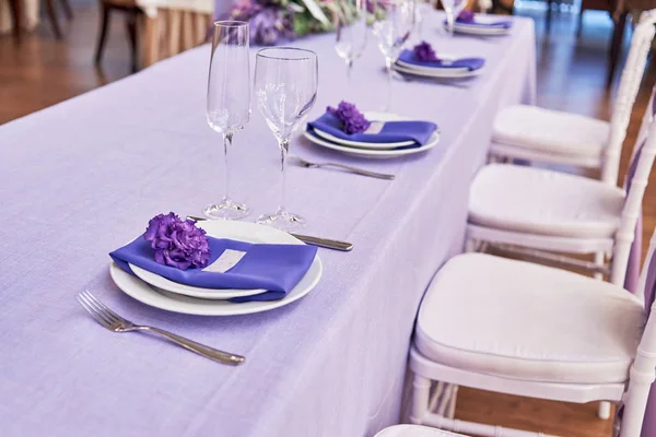 Обстановка столу з білими тарілками, квітами, келихами та столяркою — стокове фото
