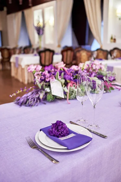 Обстановка столу з білими тарілками, квітами, келихами та столяркою — стокове фото