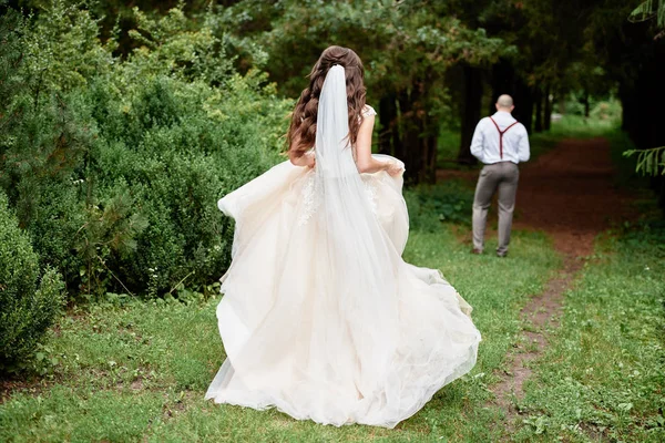 Retrato de noiva bonita em vestido de noiva branco com h moderno — Fotografia de Stock