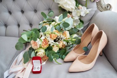 Gül, freesia, brunia ve okaliptüs oturdu gelin buketi