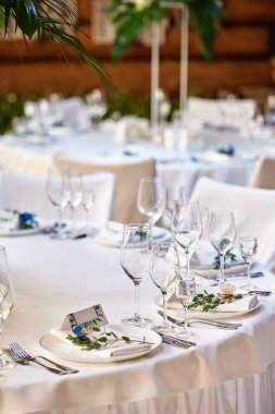 Boş beyaz plaka ve kesme boş konuk kartı ile tablo ayarı