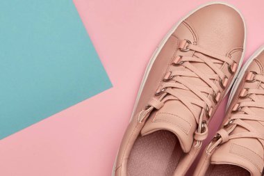 Pastel arka planda şık pembe kadın ayakkabıları, kopya alanı. Yeni 