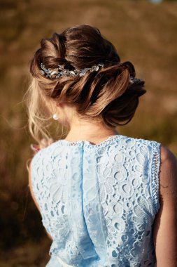 Takı ile güzel gelin düğün saç modeli, arka görünüm. Kız 