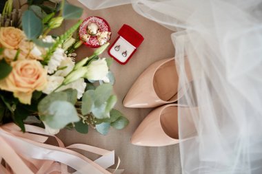 Pembe gül ve yeşillik gelin buketi, bej kadın ayakkabı, pe