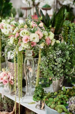 Çiçekçi dükkanında masada birçok çiçek, kopya alanı. Küçük busines