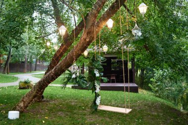 Orkide çiçekleri ve monstera palmiye yaprakları ile düğün salıncak hangi