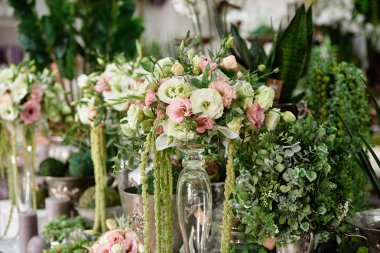 Çiçekçi dükkanında masada birçok çiçek, kopya alanı. Küçük busines