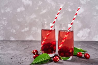 Kağıt çizgili st ile köpüklü gözlük taze kiraz limonata