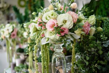 Çiçekçi dükkanında masada birçok çiçek, kopya alanı. Küçük busines