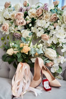 Gül, freesia, brunia ve okaliptüs oturdu gelin buketi